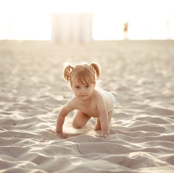 Entzückendes kleines Mädchen am Strand — Stockfoto