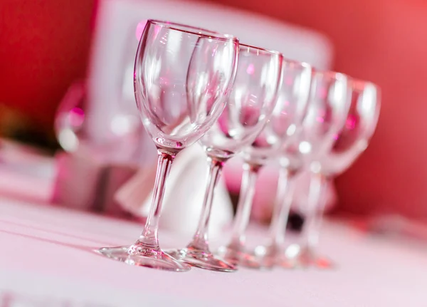 Copos de vinho vazios sucessivamente em uma mesa no restaurante — Fotografia de Stock