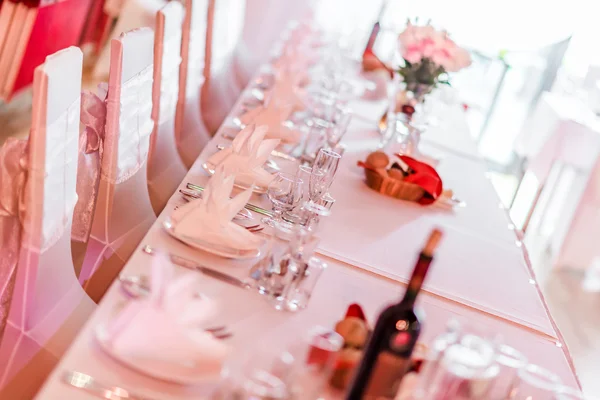 Hochzeitsstühle und Tischdekoration im Restaurant — Stockfoto