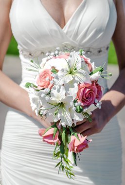 Güzel düğün buketi Gelinin ellerinde