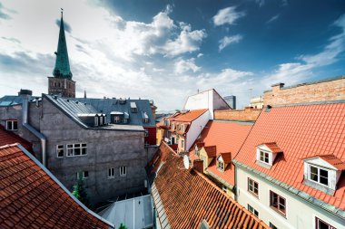 Riga eski şehir rooftops. Letonya