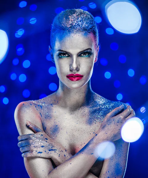 Krásná žena s kreativní světlý make-up — Stock fotografie