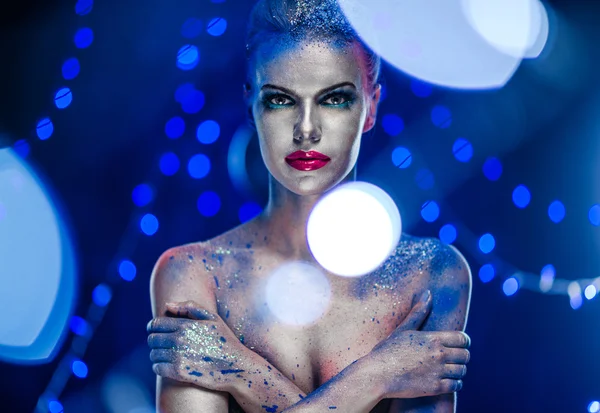 Hermosa mujer con maquillaje creativo brillante — Foto de Stock