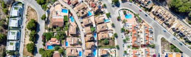 Kesilmiş panoramik görüntü Pinar de Campoverde yerleşim bölgesi manzarası yukarıdan. İnsansız hava aracı manzaralı lüks yazlık villalar yüzme havuzları şehir çatıları. Costa Blanca, Alicante, İspanya