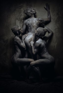 gri renkli gri duvardan poz çıplak sportif kadın boyalı