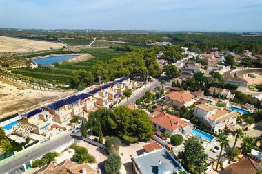 Hava manzaralı Pinar de Campoverde şehir merkezi. Suni göl, modern lüks banliyö evleri güneşli bir günde Akdeniz 'de. Costa Blanca, Alicante ili, İspanya 'nın güneyi.