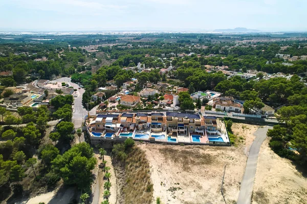 空中からの眺めCampoddeの街並みは 晴れた日に現代的な新築郊外の住宅があります スペイン南部アリカンテ県のコスタ ブランカ — ストック写真