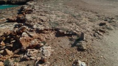 Rocky kıyı şeridi ve Akdeniz arka planı. İspanya, Costa Blanca. Torrevieja