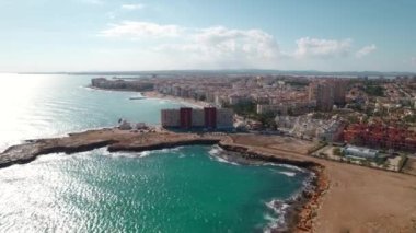 İspanya 'nın Torrevieja tatil beldesinin kayalık kıyı şeridi. İspanya