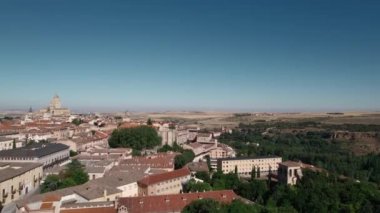 Güneşli bir günde Segovia şehir ve kırsalına insansız hava aracı bakış açısı. Kastilya ve Leon. İspanya