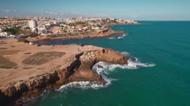 İnsansız hava aracı bakış açısı Torrevieja şehri, kayalık kıyı şeridi ve Akdeniz sörfü. İspanyol turist beldesi. Tatil ve seyahat konsepti. Alicante ili, Costa Blanca, İspanya