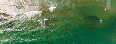 Yeşil Akdeniz Körfezi manzaralı, panoramik görüntü. Geniş açı, yeşil deniz manzarası, deniz manzarası sörf, insansız hava aracı manzarası, tatilciler yüzmeyi, yaz tatillerini severler.