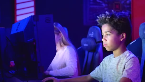 사이버 카페에 인종의 젊은이들은 어두운 방에서 비디오 게임을 승리를 축하하고 — 비디오