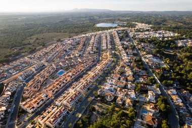 İnsansız hava aracı bakış açısı banliyö evleri, Pinar de Campoverde 'nin lüks villaları, yeşil kırsal bölgelerle çevrili. Resimli doğa panoramik manzara. Alicante, İspanya