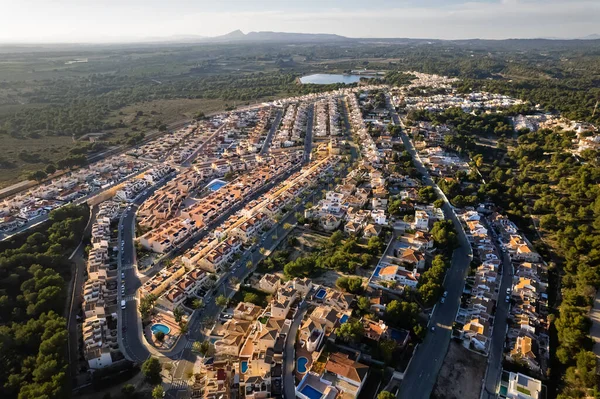 İnsansız hava aracı bakış açısı banliyö evleri, Pinar de Campoverde 'nin lüks villaları, yeşil kırsal bölgelerle çevrili. Göl manzaralı doğa. Alicante, İspanya
