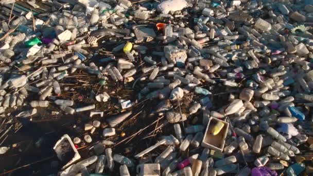スペイン 2021年12月13日 空中撮影 プラスチックごみのウォーターフロントスクラップヒープ山 トップビューの多くのボトル 湖畔の汚染土石流 地球規模の被害 環境汚染の概念 コスタ ブランカ — ストック動画