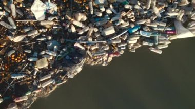 İspanya - 13 Aralık 2021: Havadan çekim, liman kenarı hurda yığını. En iyi manzara şişeleri, göl kıyısındaki kirlilik kalıntıları. Küresel hasar, çevre kirliliği kavramı. Costa Blanca