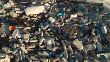 İspanya - 13 Aralık 2021: Havadan çekim, liman kenarı hurda yığını. En iyi manzara şişeleri, göl kıyısındaki kirlilik kalıntıları. Küresel hasar, çevre kirliliği kavramı. Costa Blanca