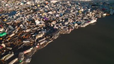 İspanya - 13 Aralık 2021: Havadan çekim, liman kenarı hurda yığını. En iyi manzara şişeleri, göl kıyısındaki kirlilik kalıntıları. Küresel hasar, çevre kirliliği kavramı. Costa Blanca