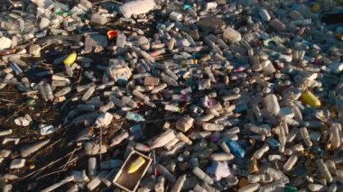 İspanya - 13 Aralık 2021: Havadan çekim, liman kenarı hurda yığını. En iyi manzara şişeleri, göl kıyısındaki kirlilik kalıntıları. Küresel hasar, çevre kirliliği kavramı. Costa Blanca