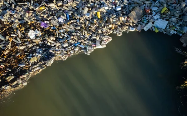 Luchtfoto Uitzicht Waterkant Schroot Hoop Stapel Plastic Flessen Afval Buiten — Stockfoto