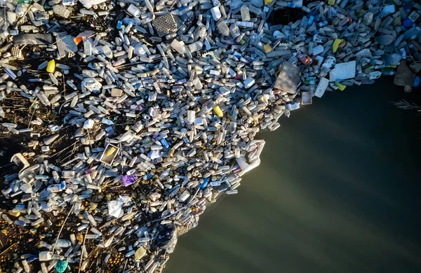 Luchtfoto Uitzicht Waterkant Schroot Hoop Stapel Plastic Flessen Afval Buiten — Stockfoto