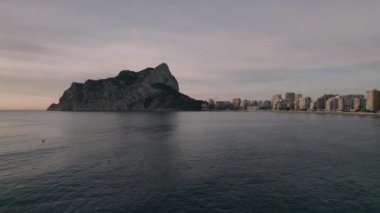 Havadan çekim, İHA bakış açısı Cezai d 'Ifac Doğal Parkı ve Calpe İspanya' nın turistik şehrinin şehir manzarası. Seyahat yerleri ve tatil konsepti. Alicante ili, Costa Blanca. İspanya