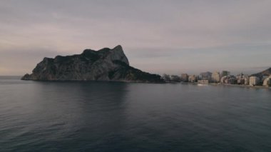 Hava görüntüsü, insansız hava aracı bakış açısı Cezai d 'Ifac Doğal Parkı ve Calpe City silueti bulutlu arka planda. Alicante ili, Costa Blanca, İspanya