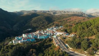 İnsansız hava aracı Juzcar şehrini vurdu, evler mavi renge boyandı. Valle del Genal, Serrania de Ronda, Malaga, Endülüs 'te yer alır. Tepedeki Şirinler Köyü tepeler ve dağlarla çevrili. İspanya