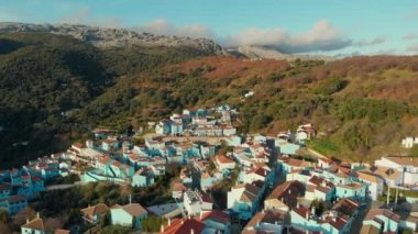 İnsansız hava aracı Juzcar şehrini vurdu, evler mavi renge boyandı. Valle del Genal, Serrania de Ronda, Malaga, Endülüs 'te yer alır. Tepedeki Şirinler Köyü tepeler ve dağlarla çevrili. İspanya