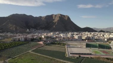 Havadan Callosa de Segura kasabası ve çiftlik arazileri vuruldu. İHA 'nın İspanyol köyü Sierra de Callosa kayalık dağının eteklerinde yer alıyor. Orihuela 'nın kuzeybatısında. Alicante vilayeti. İspanya