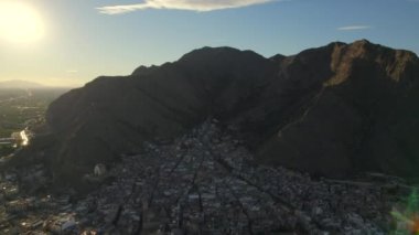 Havadan Callosa de Segura 'nın çatılarını çektiler. İHA 'nın İspanyol köyü Sierra de Callosa kayalık dağının eteklerinde yer alıyor. Orihuela 'nın kuzeybatısında. Alicante vilayeti. İspanya