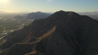 Havadan Callosa de Segura 'nın çatılarını çektiler. İHA 'nın İspanyol köyü Sierra de Callosa kayalık dağının eteklerinde yer alıyor. Orihuela 'nın kuzeybatısında. Alicante vilayeti. İspanya