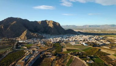 Havadan Callosa de Segura kasabası ve çiftlik arazileri vuruldu. İHA 'nın İspanyol köyü Sierra de Callosa kayalık dağının eteklerinde yer alıyor. Orihuela 'nın kuzeybatısında. Alicante vilayeti. İspanya