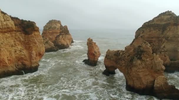 Flygdrönare Synvinkel Rasande Hav Och Ponta Piedade Udde Med Grupp — Stockvideo