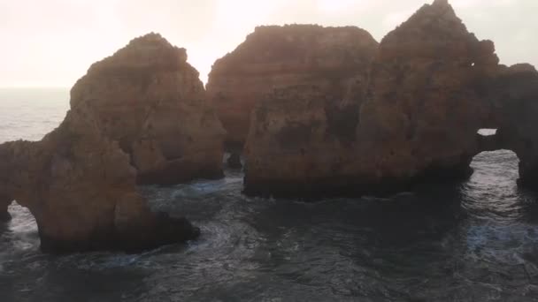 포르투갈에서 매력적 도시인 라고스의 석회암 해안선을 일련의 층으로 이루어진 다피에 — 비디오