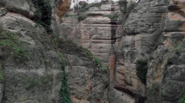 Ronda Kanyonları, El Tajo Boğazı. Ronda, Malaga eyaletinde güzel bir şehirdir. Endülüs 'ün beyaz kasabaları, İspanya