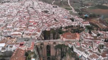 Hava görüntüsü, insansız hava aracı bakış açısı Ronda şehir manzarası, kayalık uçurumun kenarındaki çatıda evler inşa eden evler. Yeni köprü, çarpıcı kanyonlar. Costa del Sol, Malaga, İspanya. Simgeler konsepti
