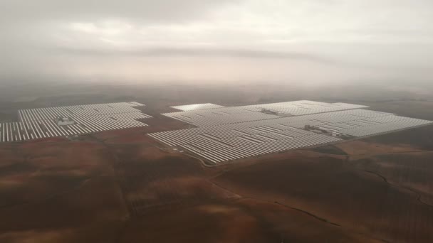 西班牙塞维利亚 双子座浓缩太阳能发电厂Csp 利用镜像产生太阳能发电 将大面积的太阳光聚集在接收机上 — 图库视频影像