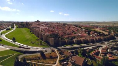 Avila şehri insansız hava aracı bakış açısı, ortaçağ duvarlarıyla bilinen, Taşlar ve Azizler Kasabası denen kasaba. Ünlü bir yer, Kastilya ve Leon 'un İspanyol simgesi. UNESCO. İspanya