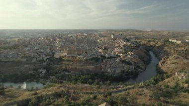 İspanya 'nın tarihi şehri Toledo' nun hava aracı bakış açısı, antik mimari çatılar, gündüz vakti Tagus nehri. Castilla la la Mancha, Madrid, İspanya. Seyahat yerleri, turizm konsepti
