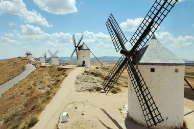 Hava görüntüsü, Consuegra şehrinin ünlü yel değirmenleri Castilla-La Mancha sembolü bulutlu gökyüzüne karşı tepelerde bulunan yel değirmenleri. Miras, İspanyol simgeleri konsepti