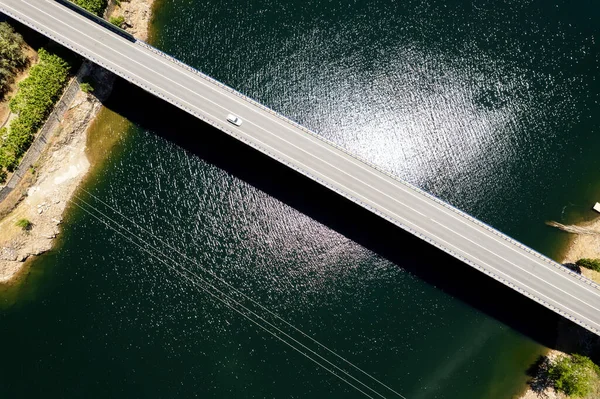 横跨水库的桥 空中射箭 阳光灿烂的白日碧绿的阿维拉大坝 西班牙 — 图库照片