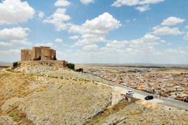 Güneşli bir günde Consuegra tarihi kasabasındaki La Muela 'nın insansız hava aracı manzaralı kalesi. Toledo ili, Kastilya-La Mancha, İspanya. Miras, dönüm noktaları konsepti