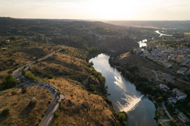 Hava panoramik drone bakış açısı tarihi şehir Toledo. Castilla La Mancha, UNESCO tarafından Dünya Mirası ilan edildi. Seyahat ve turizm, ünlü turistik mekan konsepti. İspanya. Avrupa