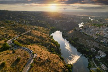 Hava panoramik drone bakış açısı tarihi şehir Toledo. Castilla La Mancha, UNESCO tarafından Dünya Mirası ilan edildi. Seyahat ve turizm, ünlü turistik mekan konsepti. İspanya. Avrupa