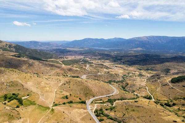 晴れた日に田園地帯の土地や牧草地に囲まれたビュー道路の空中パノラマドローンポイント 山と曇りの空 自然の美しさ スペインの南 — ストック写真