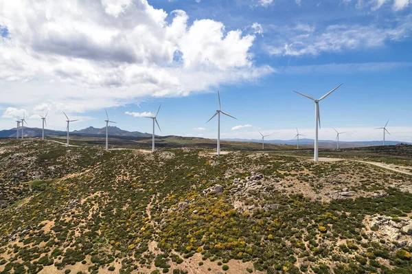 Drone Standpunt Bewegende Turbines Van Windmolens Windenergie Converter Elektriciteit Panoramisch — Stockfoto