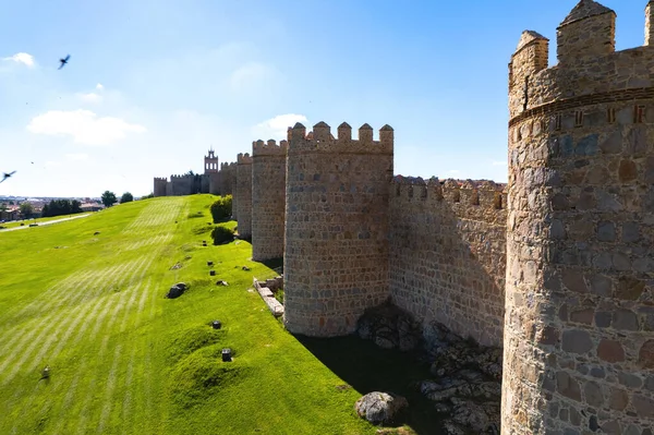 ドローンポイント晴れた日に青い空に対して アビラの歴史的な街の壁 有名な要塞 カスティーリャとレオン州のスペインのランドマーク ユネスコ スペイン — ストック写真