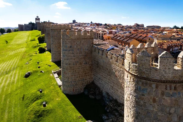 ドローンの視点アビラの壁や街並みの屋根 晴れた日には青空を望むことができます 有名な要塞 カスティーリャとレオン州のスペインのランドマーク ユネスコ スペイン — ストック写真